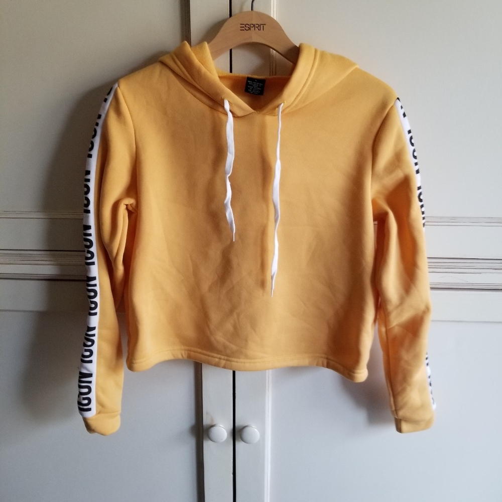NWT- 5 Style Cropped Sweatshirt